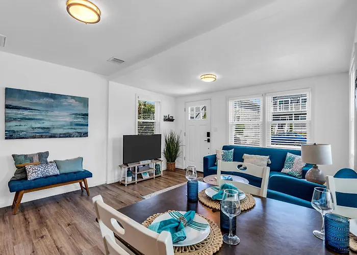Highly Rated Beach House Blocks To Beach & Main St 6 Badges, Patio, Grill