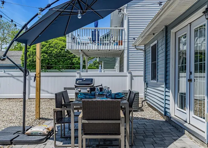 Highly Rated Beach House Blocks To Beach & Main St 6 Badges, Patio, Grill