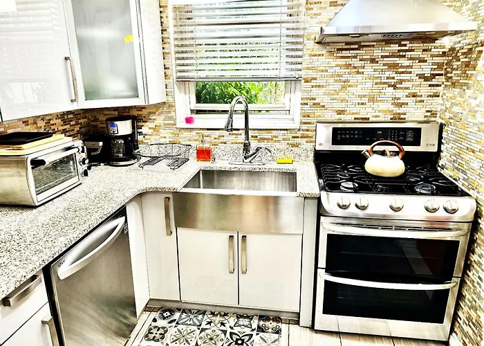 Lga 5 Mins, 3 Bedrooms Duplex Private House With Backyard !