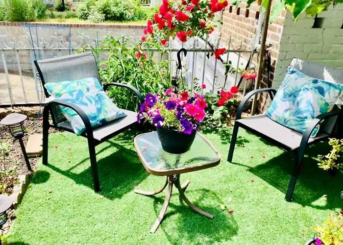 Lga 5 Mins, 3 Bedrooms Duplex Private House With Backyard !